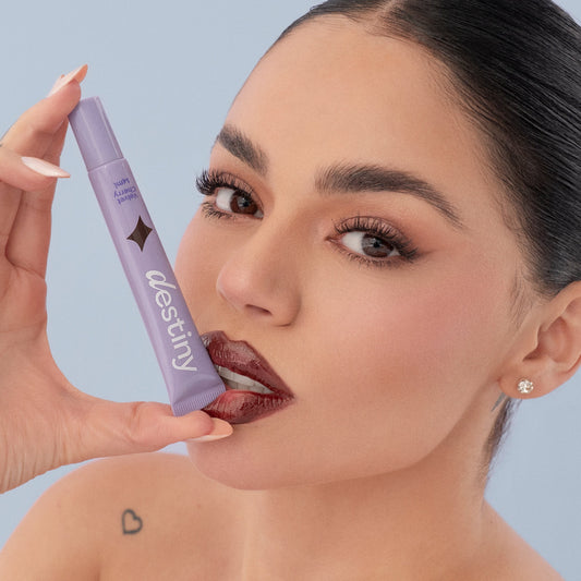 Lip Gloss Destiny by La Segura tono Berry Fondue – gloss hidratante no pegajoso con aceite de jojoba
