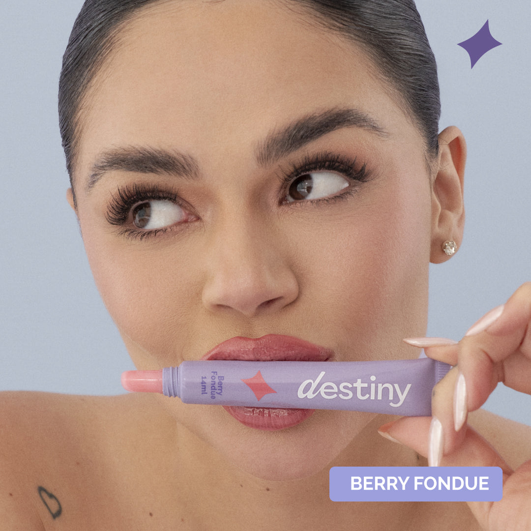 Brillo Labial Destiny por La Segura tono Berry Fondue – brillo hidratante no pegajoso con aceite de jojoba
