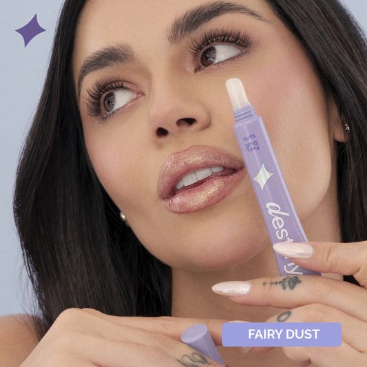Lip Gloss Destiny by La Segura tono Fairy Dust – brillo natural con aceites botánicos, textura ligera