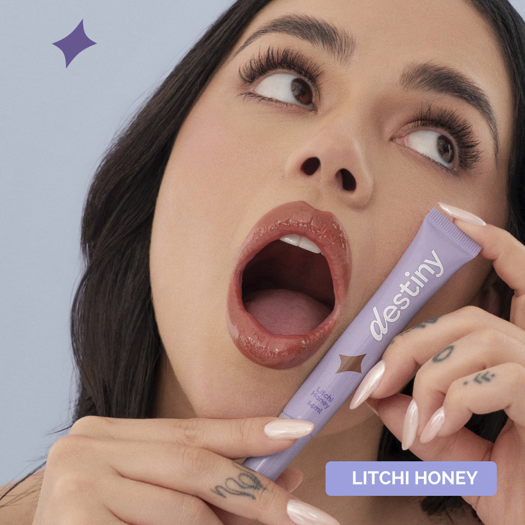Brillo Labial Destiny de La Segura tono Litchi Honey – brillo jugoso con aceite de macadamia y escualano
