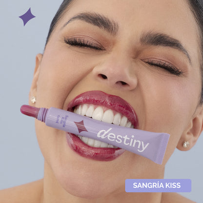 Brillo Labial Destiny por La Segura tono Sangria Kiss – acabado luminoso, importado de Colombia, distribuidor Kelyndas USA
